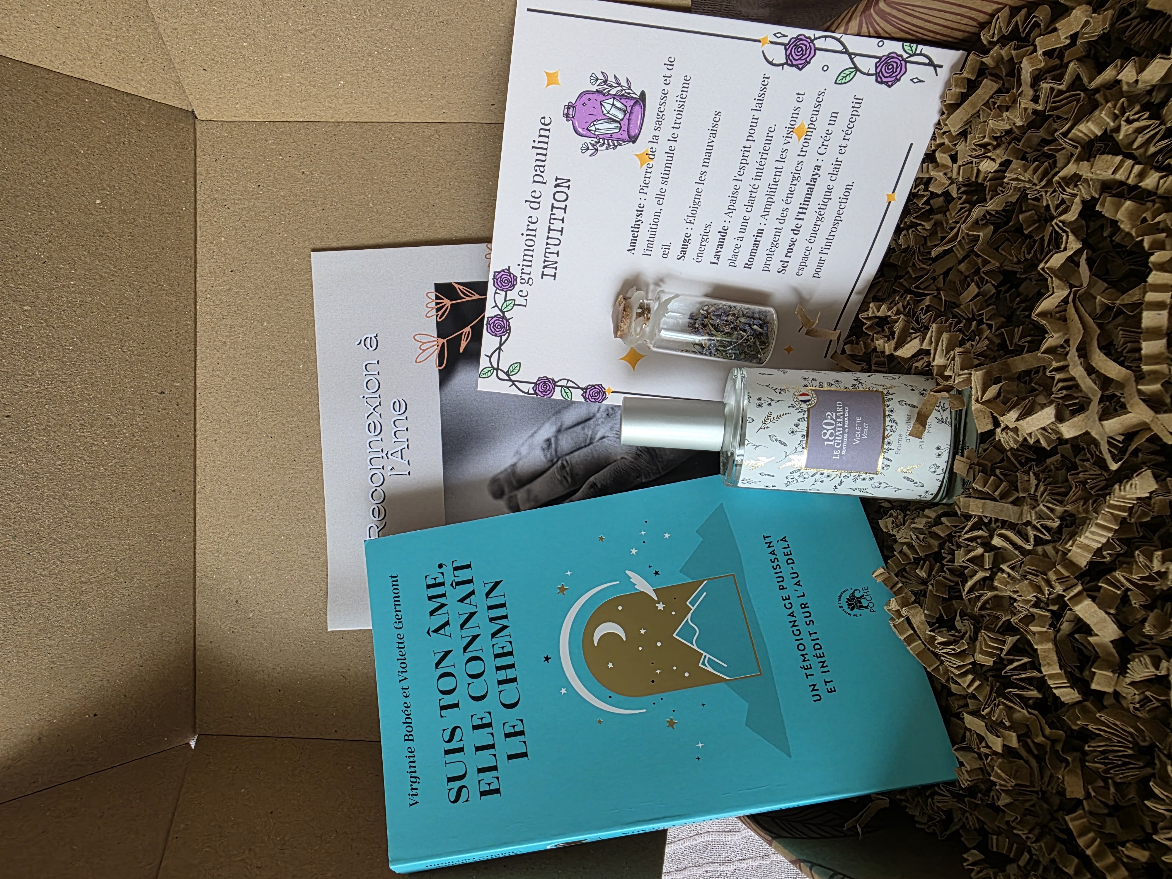 La box Reconnexion à l’Âme est une bulle sacrée pour ralentir, apaiser l’esprit et éveiller ton intuition grâce à un livre inspirant, une brume relaxante et des trésors spirituels.