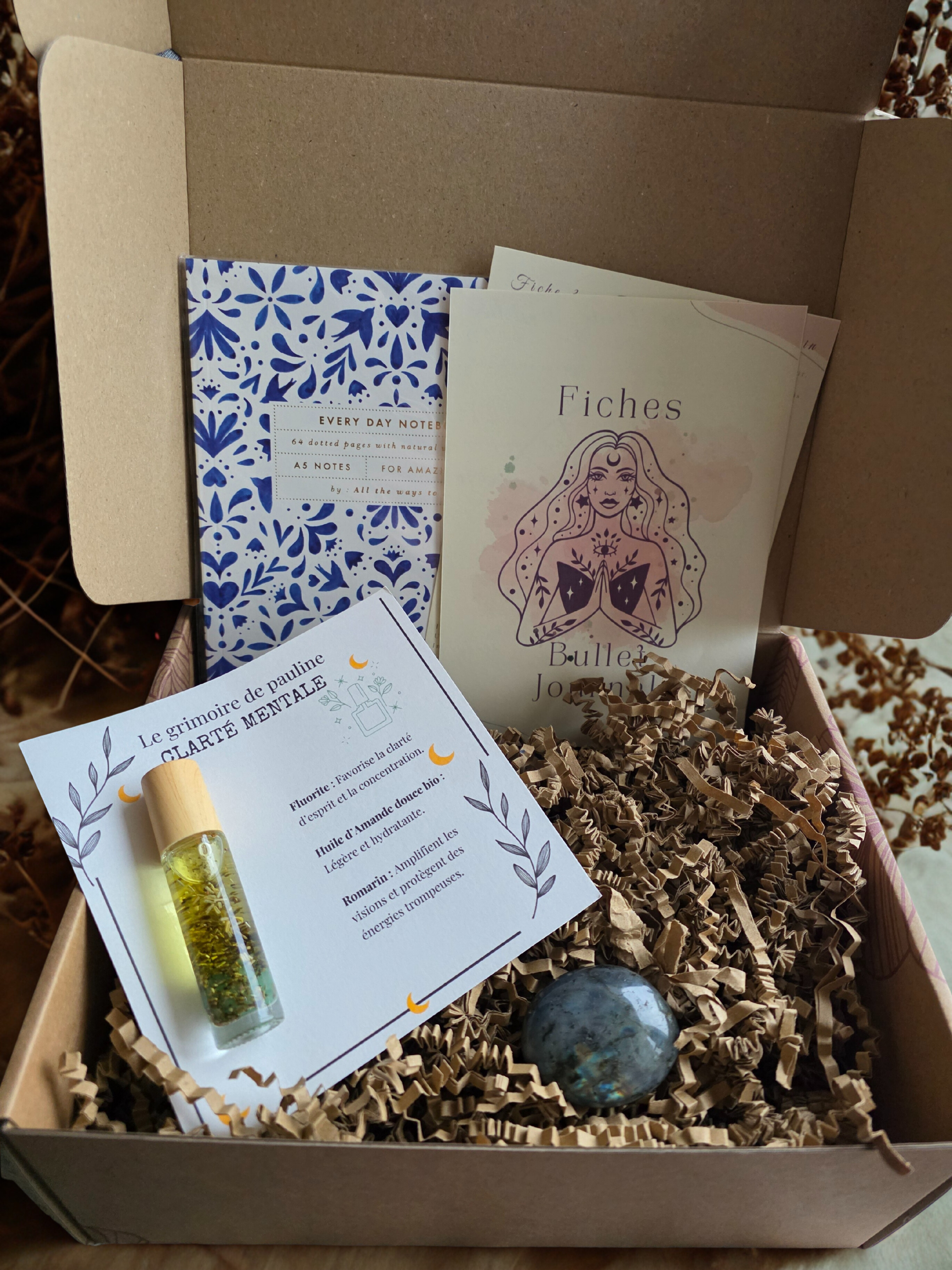 Découvre la Box Vision Sacrée : une expérience sacrée et intuitive pour affiner ton regard intérieur, éveiller ta sagesse profonde et te reconnecter à ta guidance. Une invitation à ralentir, à écouter les messages subtils, à poser une intention claire et à honorer ta vision unique. Ouvre l’espace, fais confiance à ton ressenti et laisse ta lumière intérieure te guider.